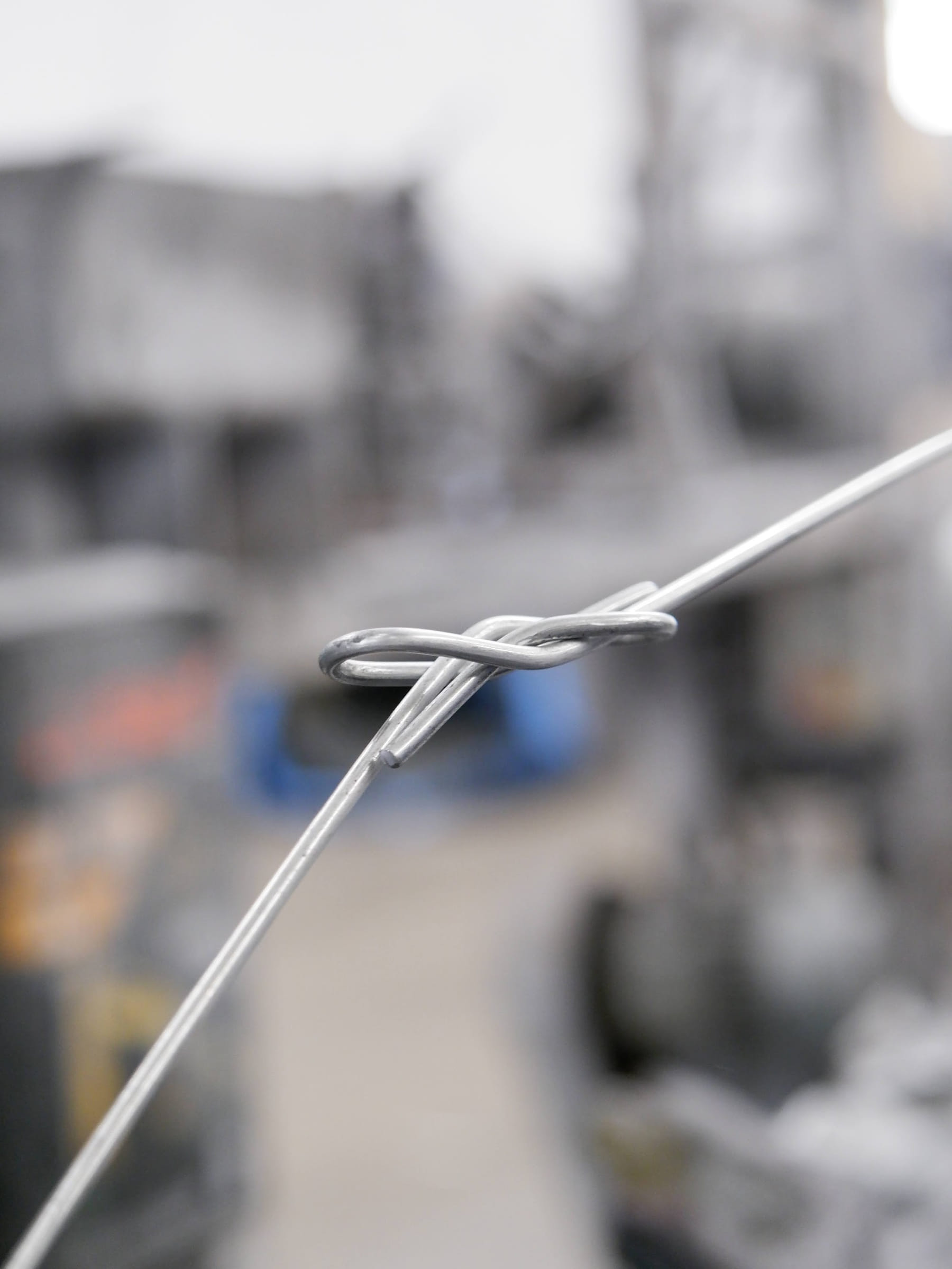 Single wire with a twisted double loop connection in the middle