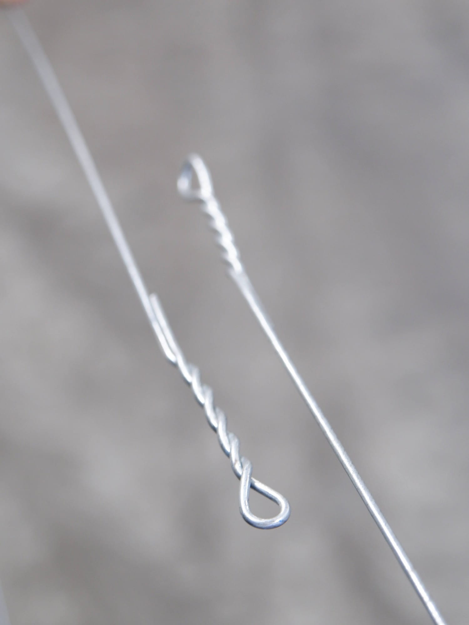 Single loop bale tie wire with a twisted eye