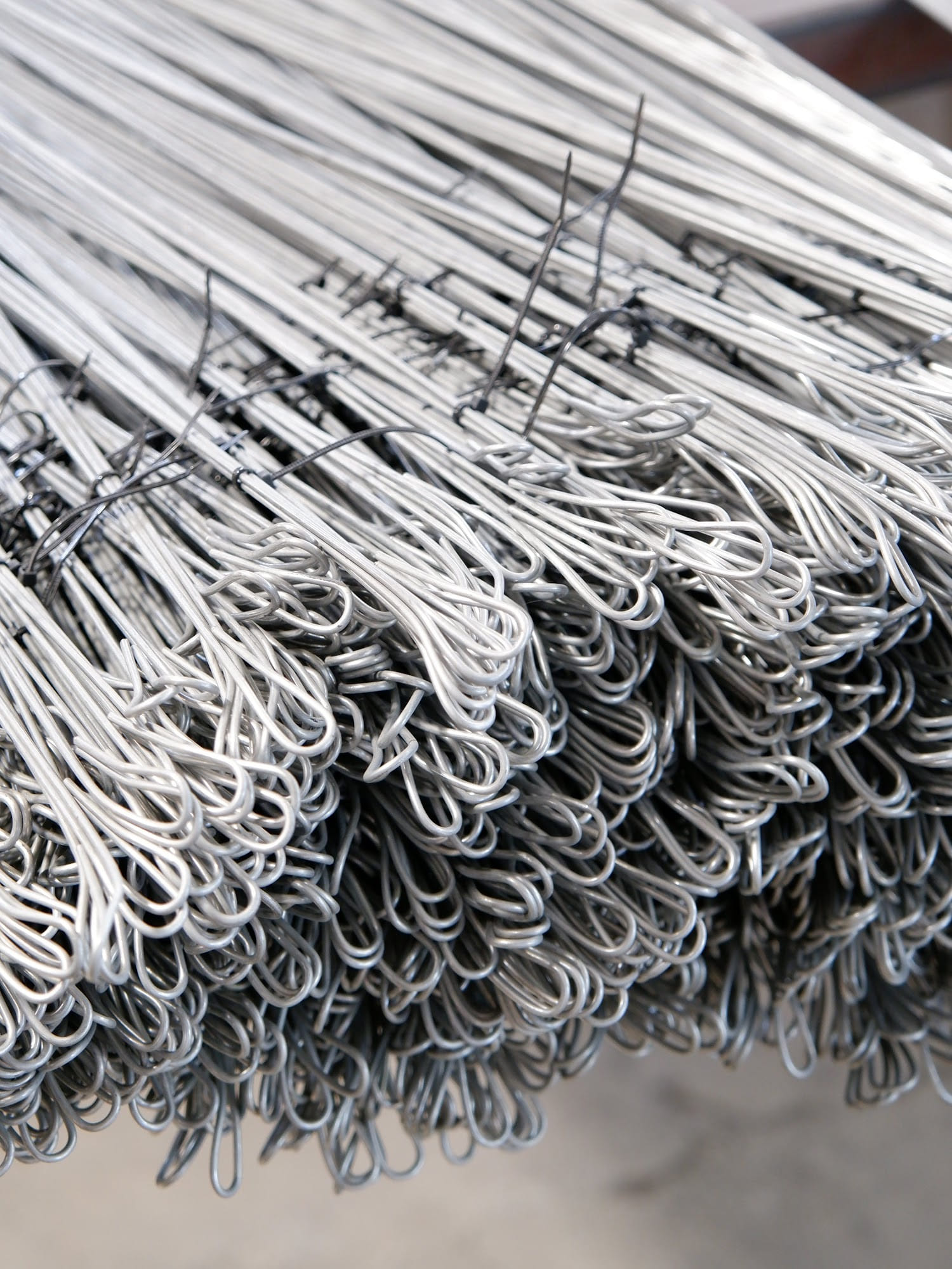 Bundle of galvanized quick link double loop bale ties